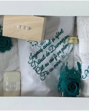 Trusou botez cu 7 piese cu broderie verde smarald