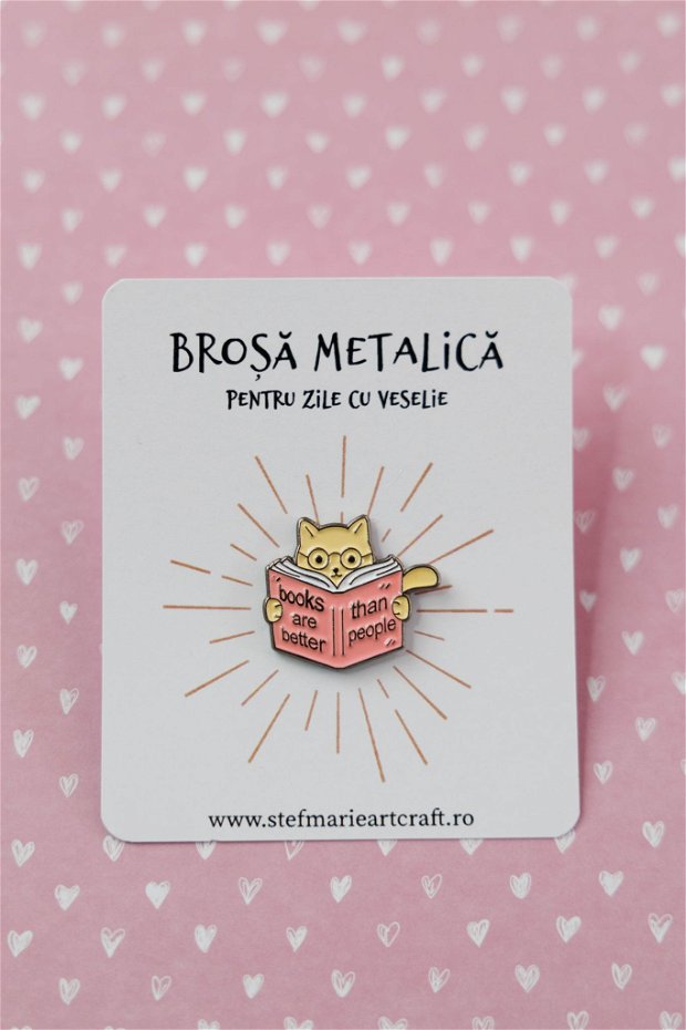 Brosa metalica Books and cats