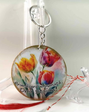 Breloc personalizat cu flori si nume - martisor