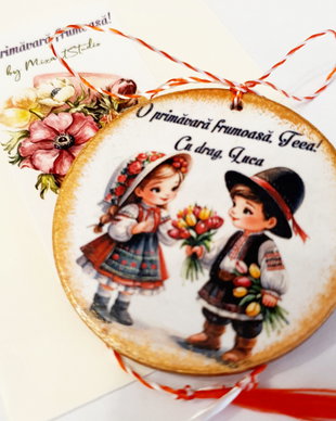Martisor personalizat, baiat si fata in port traditional