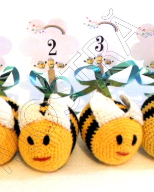 Piesa centru masa albinuta si numar de masa curcubeu si minion, fundita verde