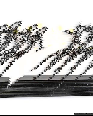 Fetele-statueta din bronz pe un soclu din marmura