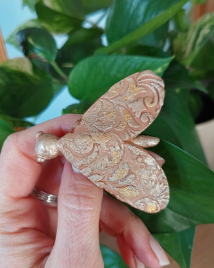 Brosa Moth din ceramica