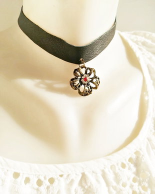 chocker piele cu pandantiv floare filigranata