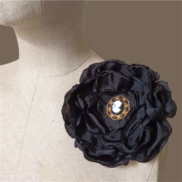 Brosa floare neagra cu camee realizata manual material textil satinat, Brosa femei stil romantic vintage