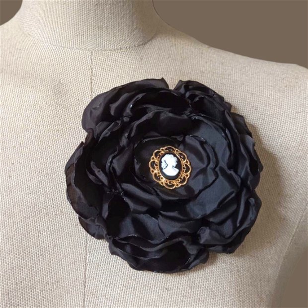 Brosa floare neagra cu camee realizata manual material textil satinat, Brosa femei stil romantic vintage