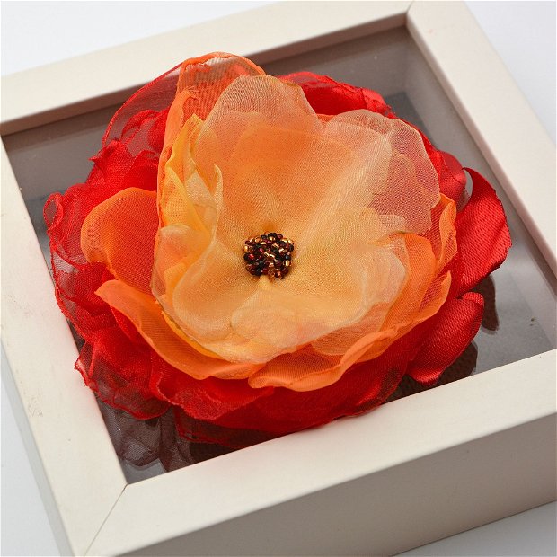 Brosa floare din organza, Floare realizata manual in culori rosu, galben si portocaliu