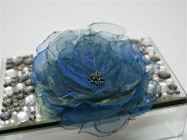 Brosa floare organza holografica nuante de verde albastru, Brosa handmade