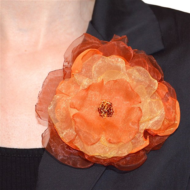 Brosa floare nuante galben portocaliu si maro, Brosa textila organza, Brosa handmade florala