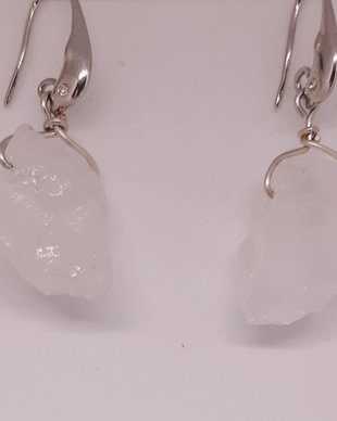 Cercei unicat, atarnatori, din cristale brute de cuart transparent si tortite delfin