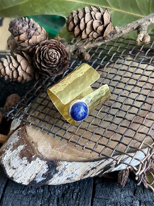 Inel reglabil din alama cu textura de ciocan, argint 925 si lapis lazuli