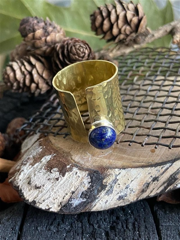 Inel reglabil din alama cu textura de ciocan, argint 925 si lapis lazuli