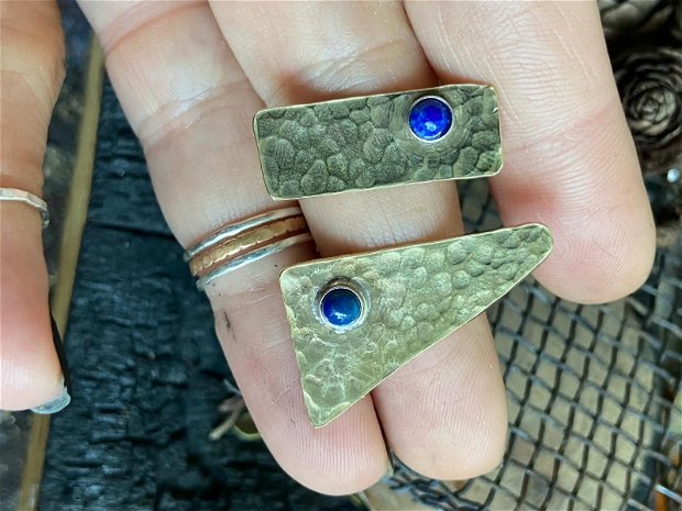 Cercei asimetrici din alama cu textura de ciocan, tije de argint 925 si pietre de lapis lazuli