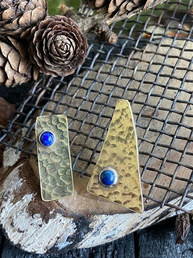 Cercei asimetrici din alama cu textura de ciocan, tije de argint 925 si pietre de lapis lazuli