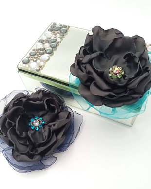 Brosa floare neagra, Brosa din satin cu organza