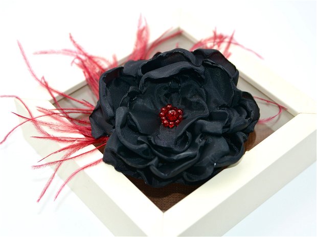 Brosa/ Clama de par floare neagra cu pene de strut grena, Brosa stil burlesque,  Brosa din satin realizata manual