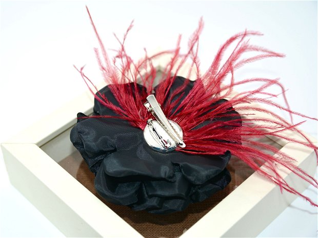Brosa/ Clama de par floare neagra cu pene de strut grena, Brosa stil burlesque,  Brosa din satin realizata manual