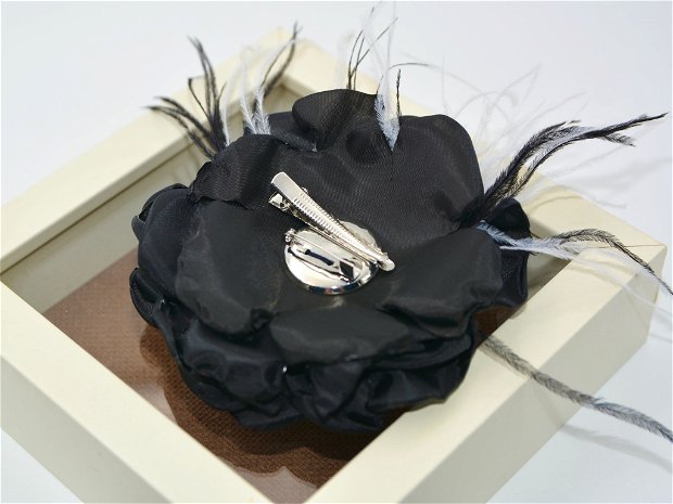 Brosa/ Clama de par floare neagra cu pene alb-negru, Agrafa par stil burlesque, Brosa trandafir satin realizata manual