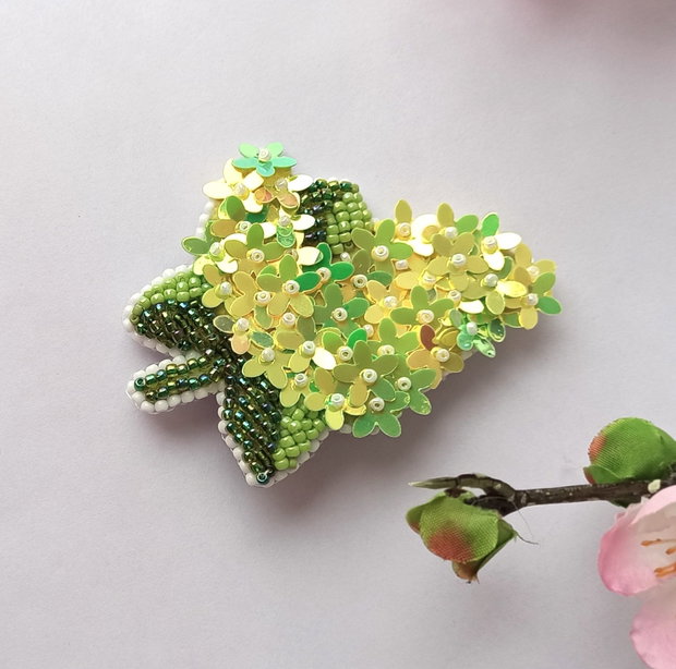 Brosa florala, broderie manuala cu paiete si margelute Toho