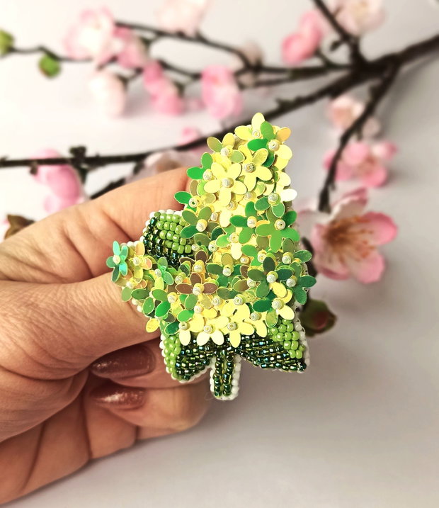 Brosa florala, broderie manuala cu paiete si margelute Toho