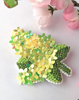 Brosa florala, broderie manuala cu paiete si margelute Toho