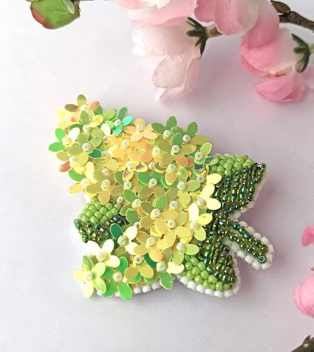 Brosa florala, broderie manuala cu paiete si margelute Toho