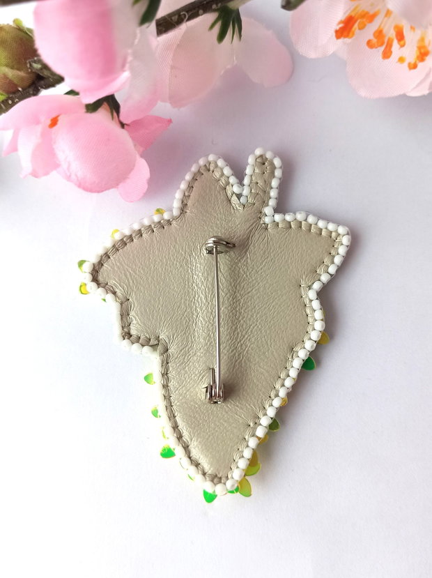 Brosa florala, broderie manuala cu paiete si margelute Toho