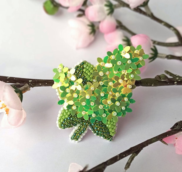 Brosa florala, broderie manuala cu paiete si margelute Toho