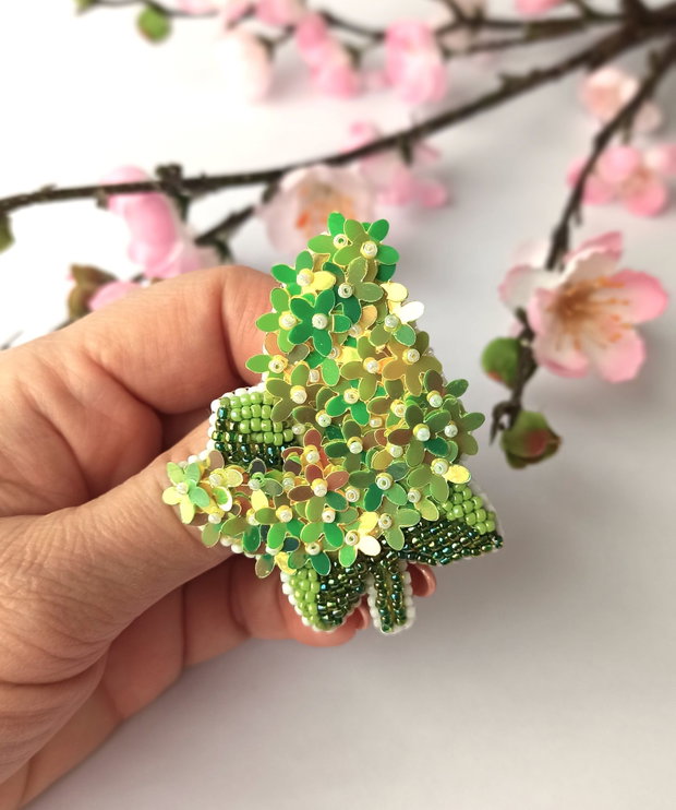 Brosa florala, broderie manuala cu paiete si margelute Toho