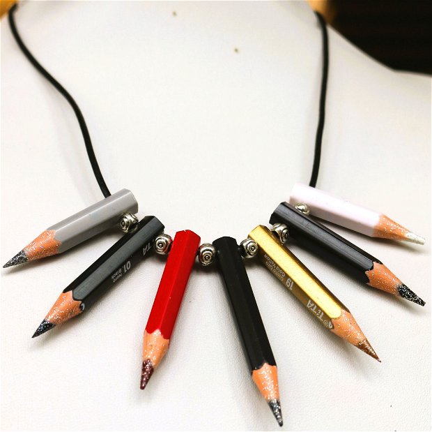 Colier din creioane colorate puse pe snur de piele naturala(rezervat)