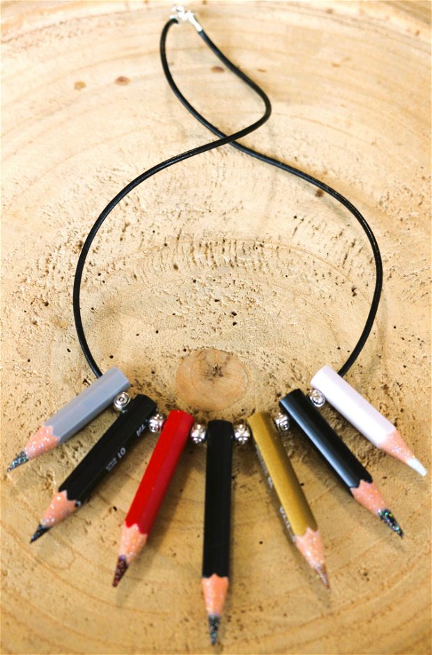 Colier din creioane colorate puse pe snur de piele naturala(rezervat)