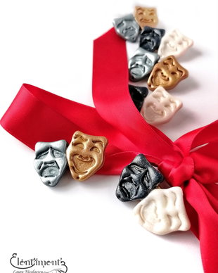 Brosa (martisor) masti de teatru
