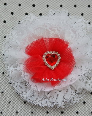 Brosa martisor din dantela