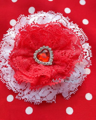 Brosa martisor din dantela