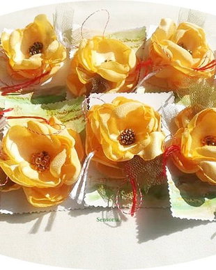 martisor  brosa  floare de matase galbena