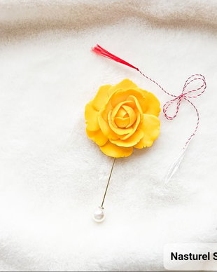 Pin martisor: Bujor galben