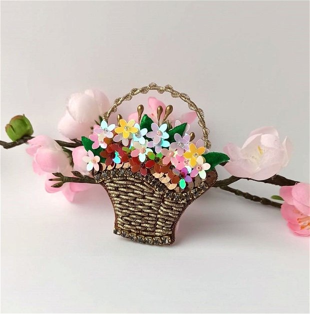 Cosulet cu flori - Brosa broderie manuala cu paiete, cristale, snur metalic