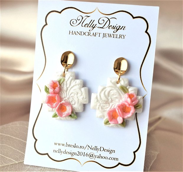 Cercei cu flori roz/alb perlat / Handmade Polymer Clay Earrings