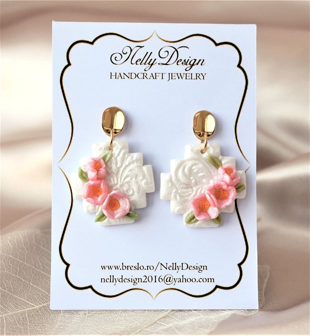 Cercei cu flori roz/alb perlat / Handmade Polymer Clay Earrings