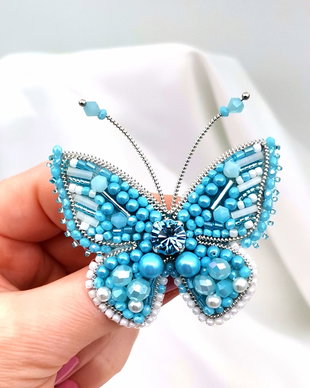 Rezervat Broșă - Fluture Perle și  Sclipiri