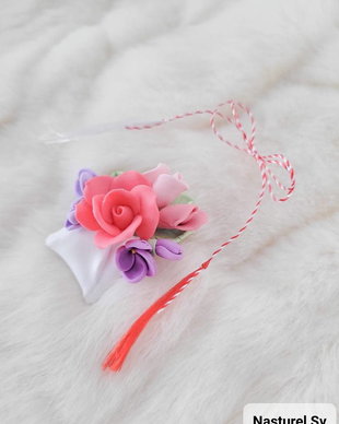 Brosa martisor: Plic cu trandafiri si liliac