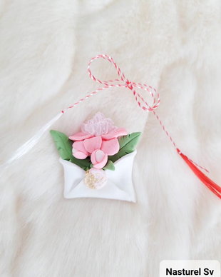 Brosa martisor: Plic cu bujori