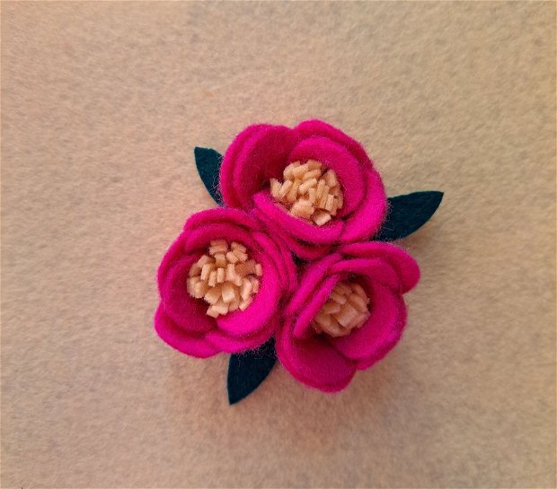Broșă flori roz