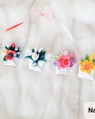 Brosa martisor: Plicuri cu flori