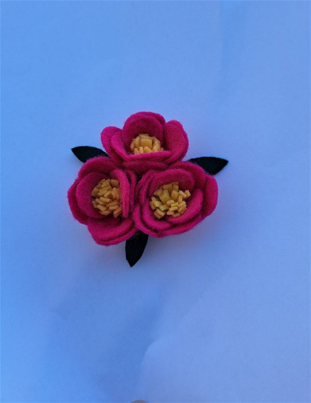 Broșă flori roz