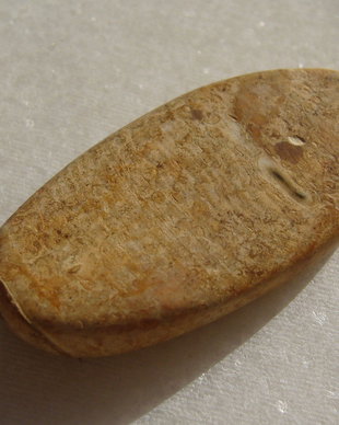 Agata mata - oval mare alungit aprox 6.4x19.5x37.5 mm
