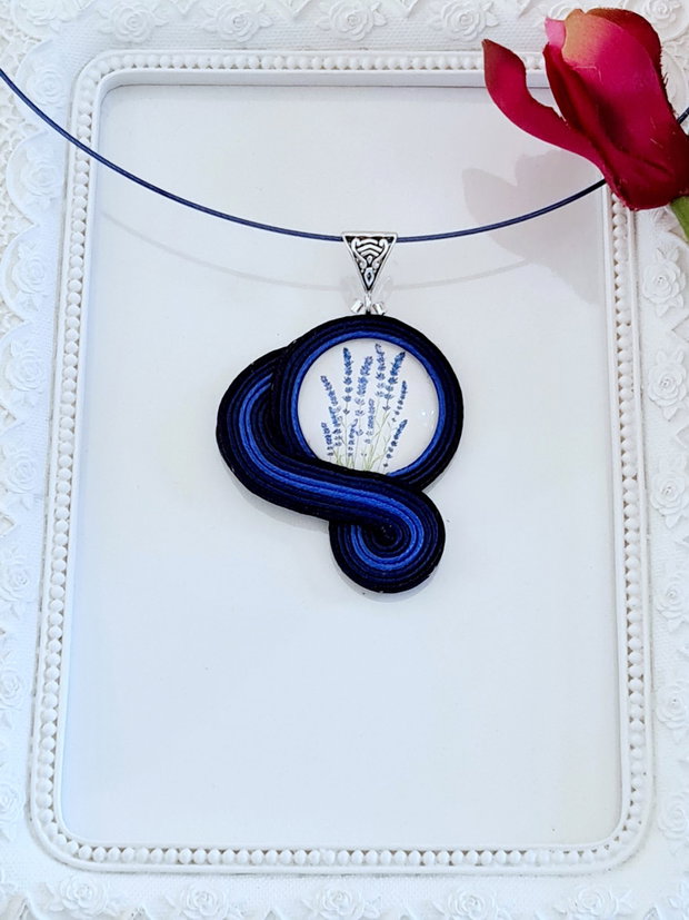 Pandantiv soutache bleumarin cu levănțică