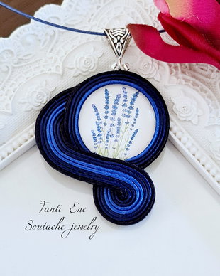 Pandantiv soutache bleumarin cu levănțică