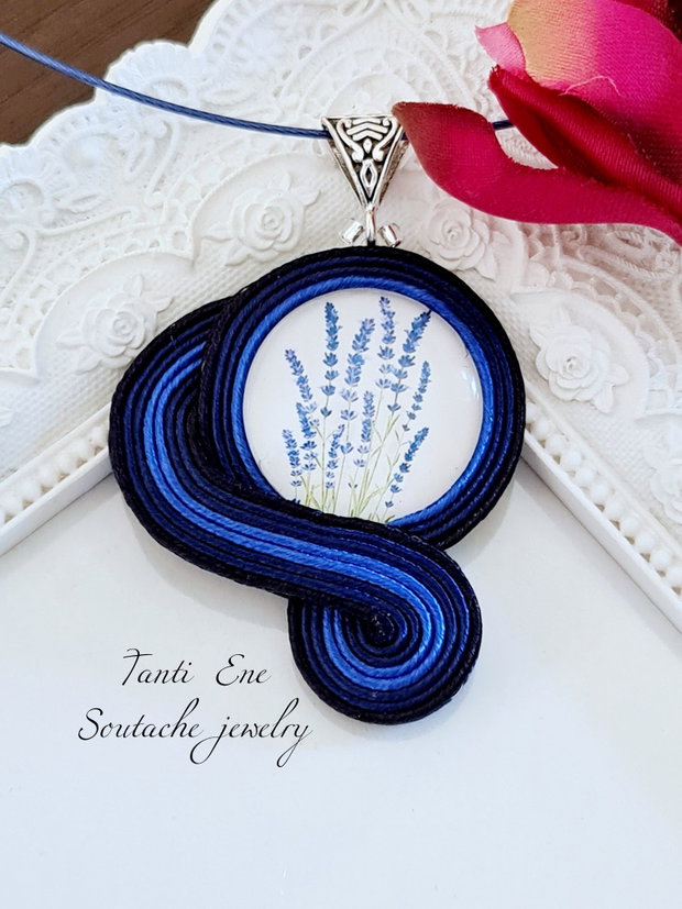 Pandantiv soutache bleumarin cu levănțică