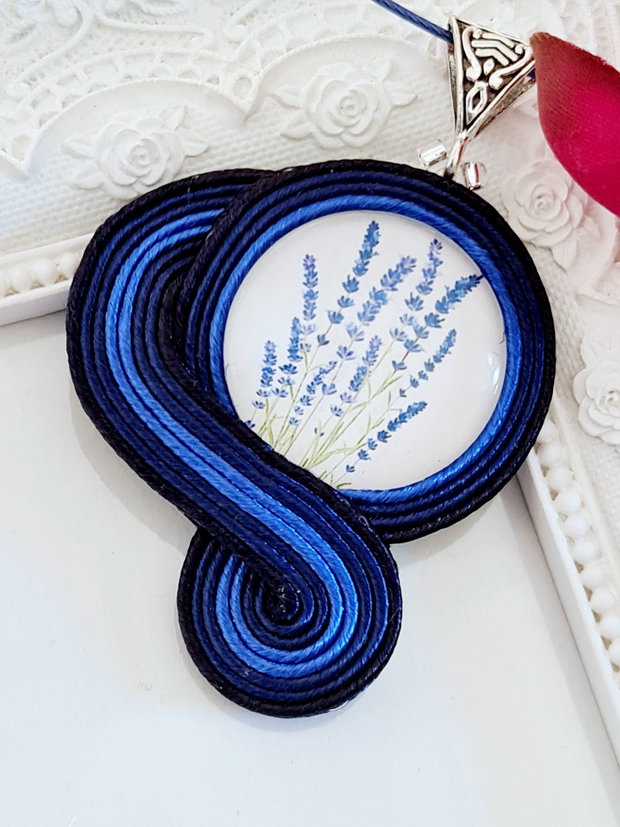 Pandantiv soutache bleumarin cu levănțică